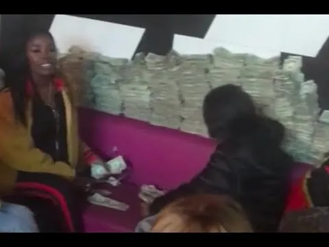 video strippers tellen hun geld na een groot feestje 100 000