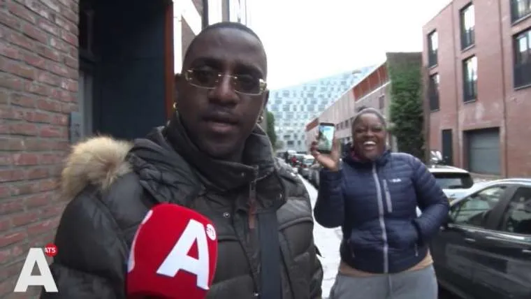 video tientallen boze klanten halen verhaal bij de eigenaar van een failliet reisbureau in amsterdam