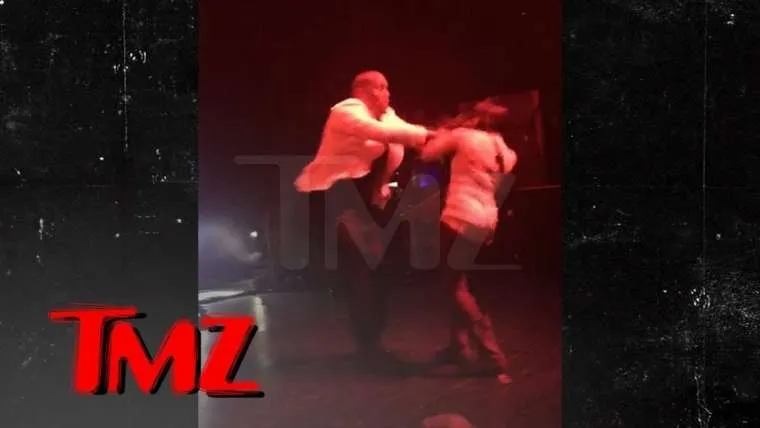 video tyrese duwt een fan girl weg van zijn podium wanneer ze plotseling op hem afrent