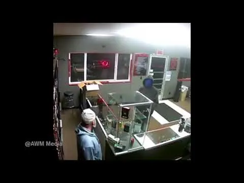 video vape winkel eigenaar jaagt overvaller rustig zijn winkel uit y8ee r3pzya