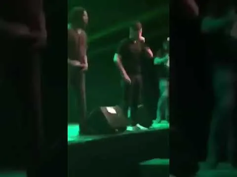 video vechtpartij tijdens show van armoo na gegooid glas richting het podium