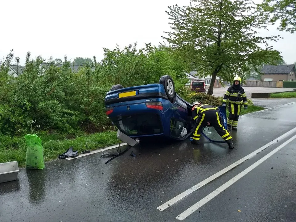 brandweer panningen auto op kop