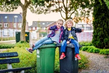 gemeente peel en maas kinderen op grijs groen bak
