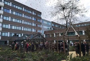 opening buitenstebinnentuin rozenblaadjes 280919