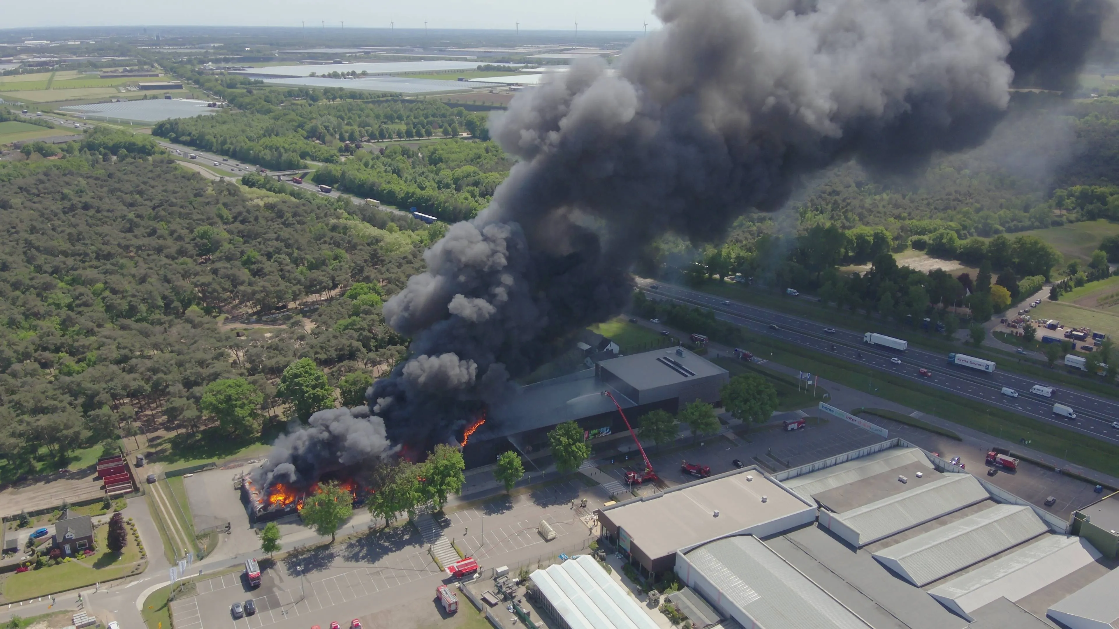 dronebeeld brand en rookontwikkeling brandweer limburg