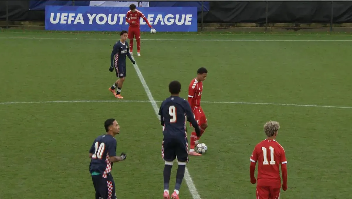 liverpool-onder-19-maakt-zich-klaar-voor-de-aftrap-tegen-psv