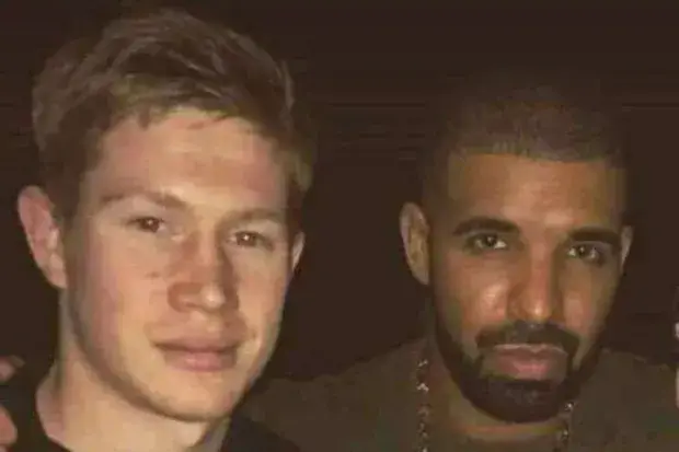 Terwijl het internet denkt dat Kevin de Bruyne heeft meegeschreven aan ...