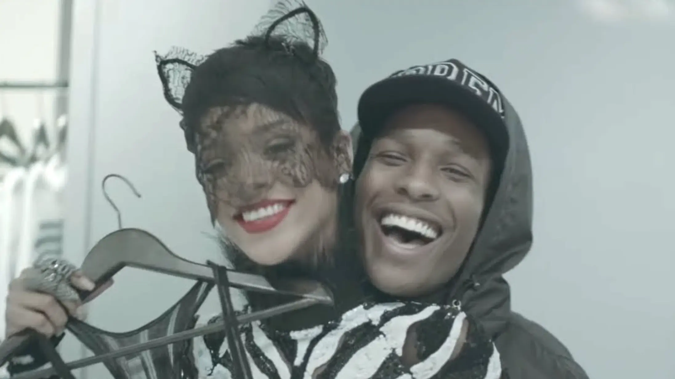 Beelden tonen A$AP Rocky met een wapen in zijn hand, vlak vo