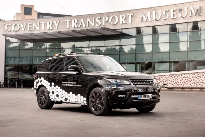 00 range rover sport rijdt autonoom op ring van coventry