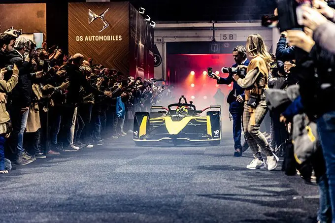 01 belgische formula e coureur stoffel vandoorne steelt de show tijdens brussels motor show 2023 op stand ds automobiles