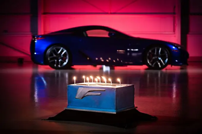 01 lfa de supercar van lexus blaast tien kaarsjes uit
