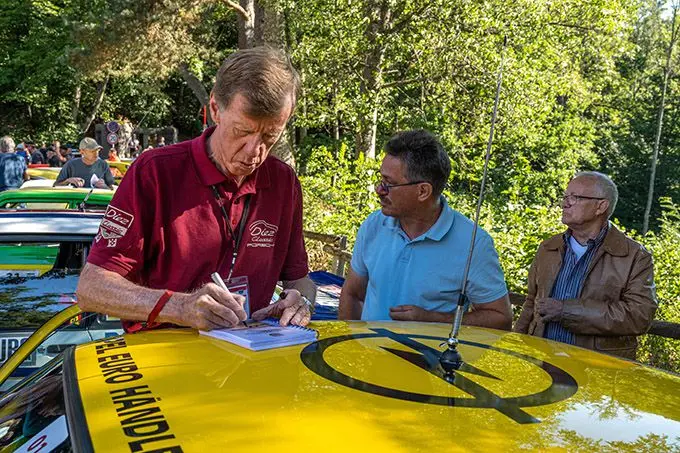 01 rallylegende walter rohrl achter het stuur van legendarische opels
