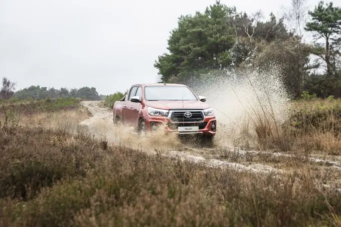 01 toyota introduceert nieuwe extra stoere variant van icoon hilux