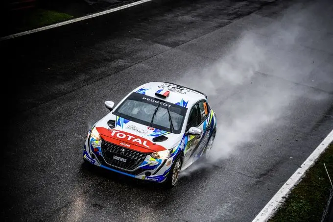 01 vliegende start voor de peugeot 208 rally 41