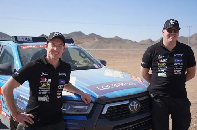 01 winnaars van louwman dakar challenge joost uijtdehaag en koen pouwels met team spierings