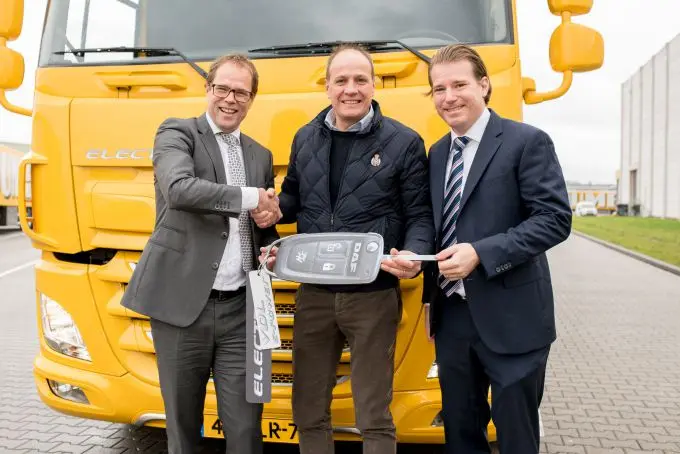 03 overhandiging elektrische vrachtwagen 019