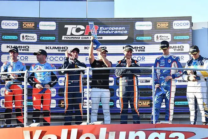 03 tcr podium