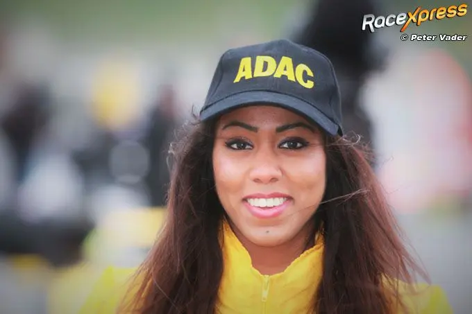 070318 grid girl adac smile img9405logo