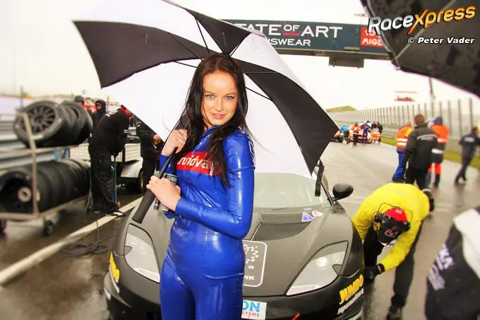 080418 paasraces umbrella girl img 1268 2 logo