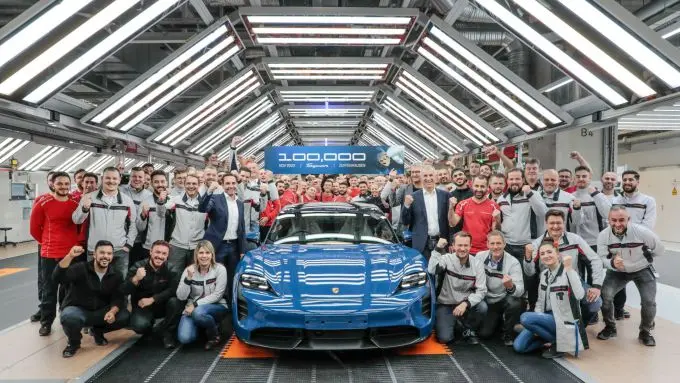 1 100000ste porsche taycan medium