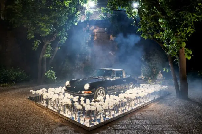 1 800 porsche theartofdreamsmilano rubybarber carinstallation 01 3