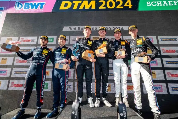 1 das podium des zehnten meisterschaftsrennens 240929 gtm 5