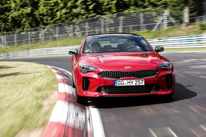 1 kia stinger fijngeslepen op beroemde nurburgring