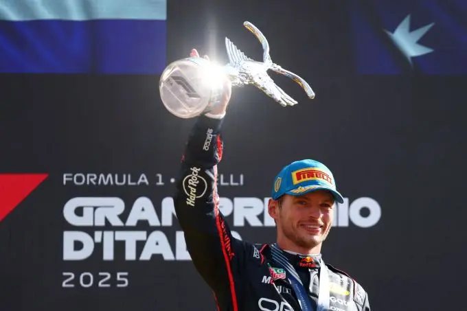 1 max verstappen met chimera trofee rbcp si202509070950 1