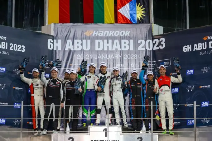 1 podium met winnaars f5a57854 e0e9 462c d67a e86fffedeec6