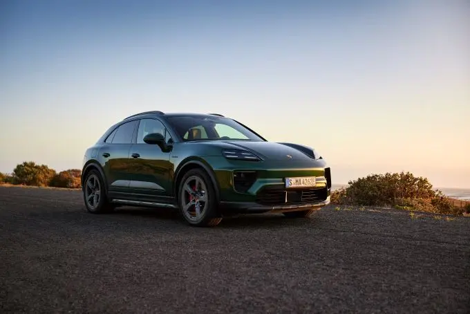 1 porschemacan4s 3