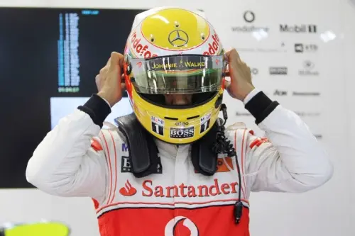 1285346970 15f1singapore1479lewisputtinghelmetoningarage