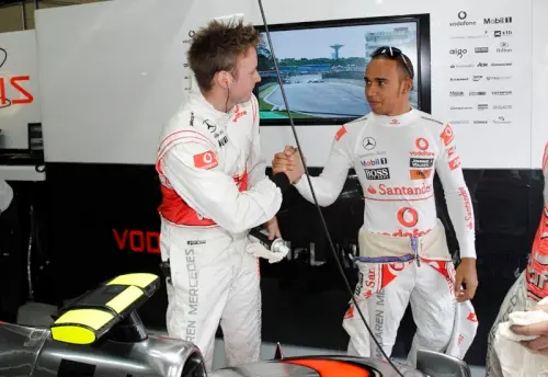 1289157366 f1gpbrasil2010 3944lewiswithmechanicingarage