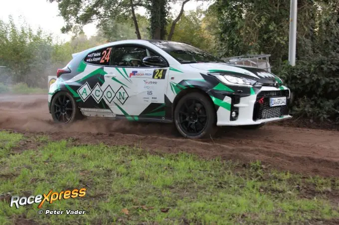 1rx nr24 henk peter meilink nld harm van koppen nld toyota yaris nc2 img 1364 rx logo peter vader