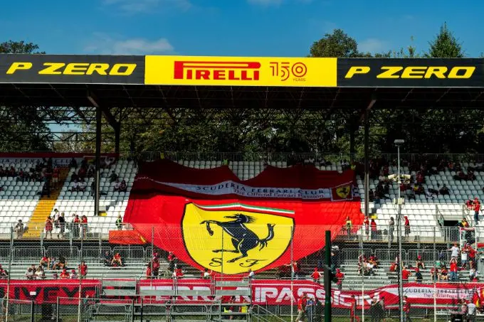 2 ferari forza ferrari tribune