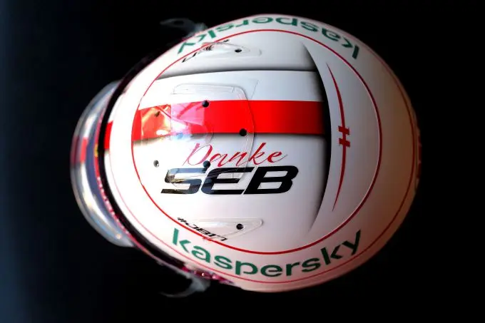 20021 abu dhabi gp charles helmet