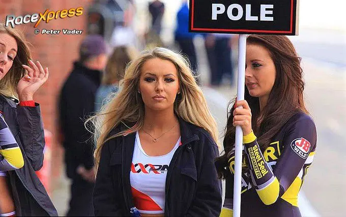 20200330 grid girl on pole a848356eeed0195abdaa301cd6cbb1f05 3 verscherpt