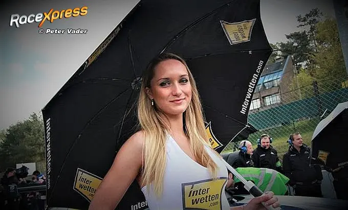20200407 umbrella girl zolder a41257f1de734c84b57ebaf362758ad3c 2 verscherpt rx logo