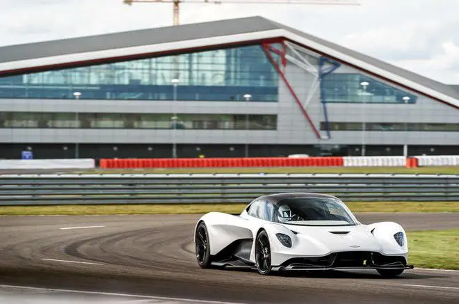20220405 2 aston martin rivaal ferrari 29cbd40206662e539a182ba08d63bf40