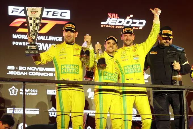 20241201 1 48 0q3a2152 racewinnaars podium
