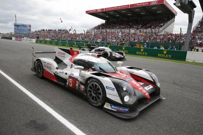 24 u van le mans toyota gazoo racing rx finishlijn 1