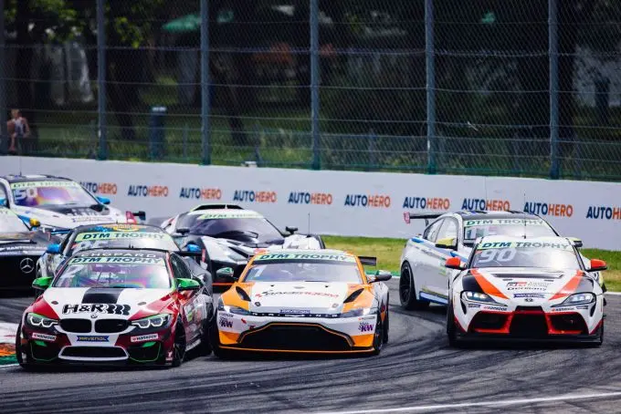 25m spannende eerste chicane bij zondagrace dtm trophy junior serie op monza 301188a1 8a83 1fc7 81e3 864537c1ed2e