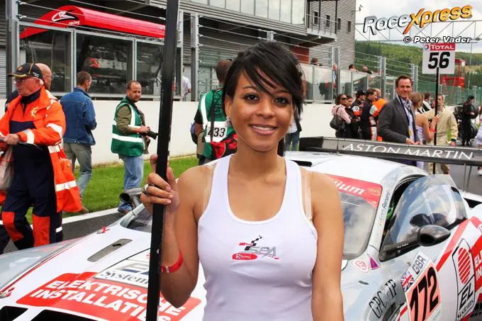 280718 grid girl met aston martinspa 24u 1002 rx peter vader logo