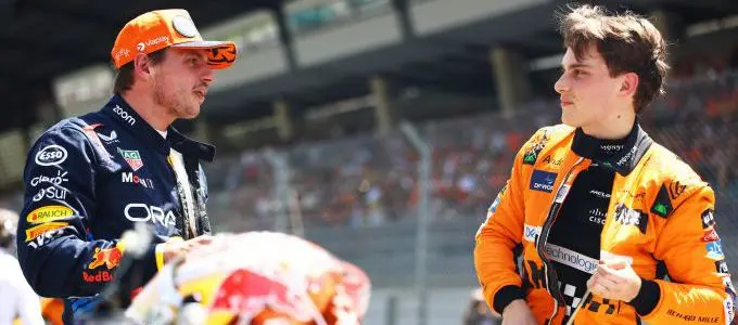 300 2 mopperende max verstappen biedt toch excuus aan voor incident met piastri