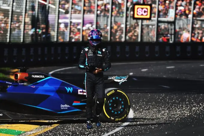 albon crash aus
