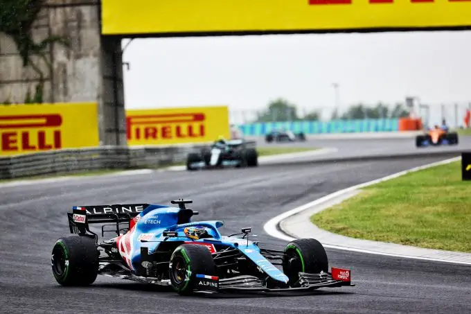 alpine alonso voor hamilton gp hongarije bron fb alpine f1 team 225796252 4907017272658574 3011382769561965895 n