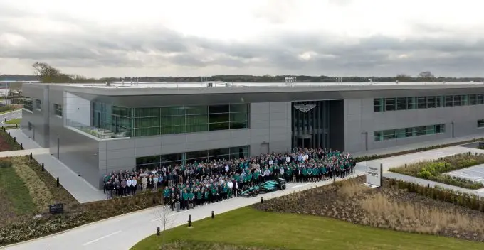 aston martin het team op zijn thuisbasis 433138706 947230710737062 5187663132046793089 n