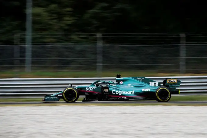 aston martin zijaanzicht actie stroll medium gp2114 124508 54i0814