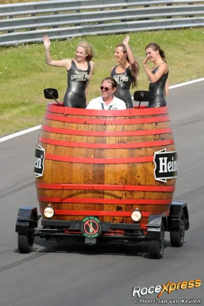 babes in een rijdende biervat