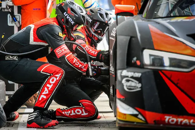 blancpain endurance wrt crew at pit stop rx 680