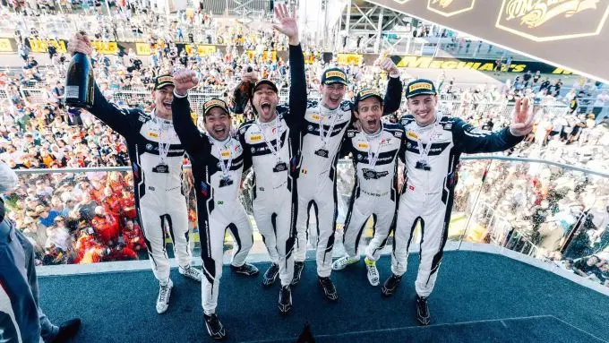 bmw 1 2 overwinning coureurs podium bild1 11zon
